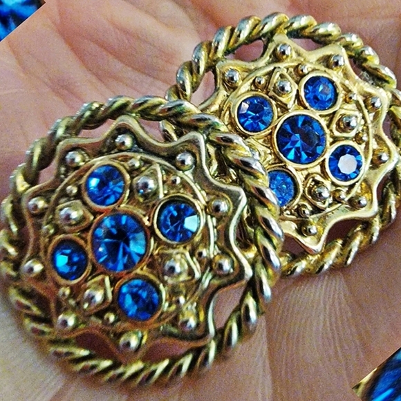 #Vintage 80's Round Gold Tone Sapphire Rhinestones Pierced Stud Earrings 1" diam - Picture 2 of 5